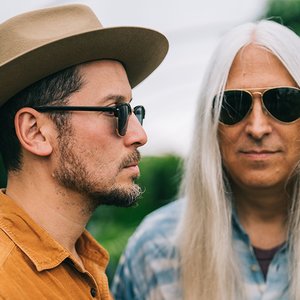 Bild för 'Young Gun Silver Fox'