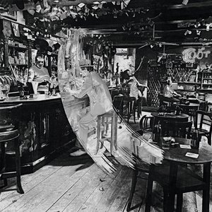 “In Through The Out Door (Deluxe Edition)”的封面