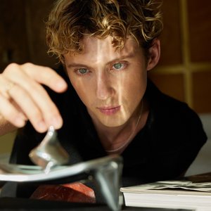 “Troye Sivan”的封面