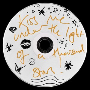 “kiss me under the light of a thousand stars”的封面