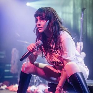 “Lauren Mayberry”的封面