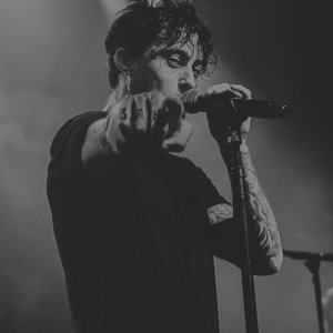 “Falling in Reverse”的封面
