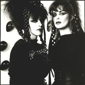 “Strawberry Switchblade”的封面