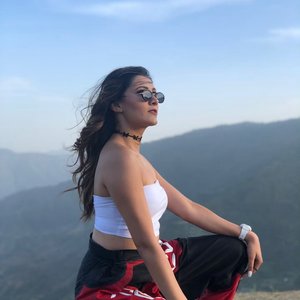 “Aastha Gill”的封面
