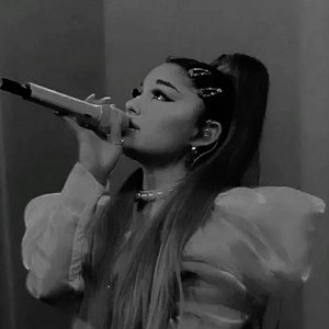 “Ariana Grande”的封面