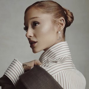 “Ariana Grande”的封面