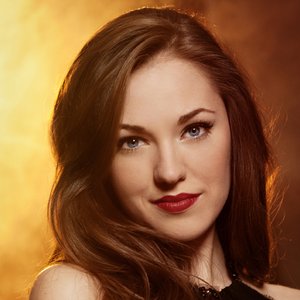 “Laura Osnes”的封面