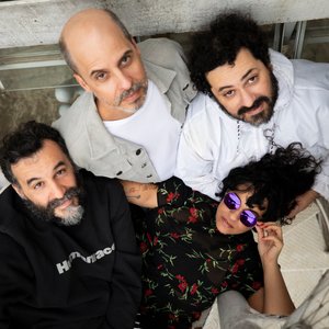 “Trago”的封面