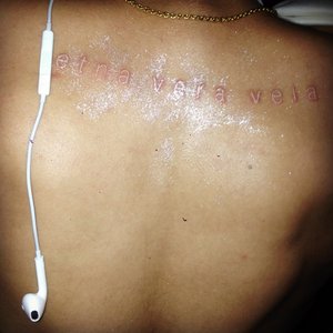 “Under Your Skin”的封面