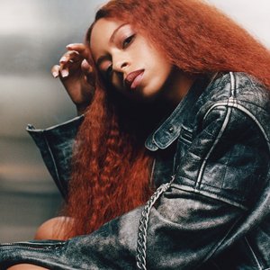“Ravyn Lenae”的封面