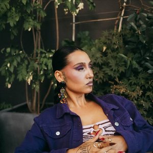 Immagine per 'Alyzah'