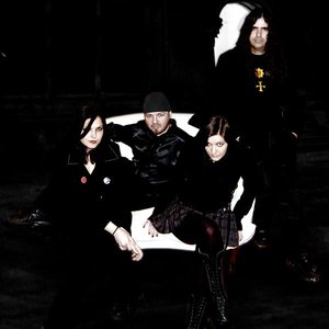 “She Lies”的封面