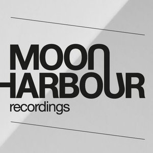“Moon Harbour”的封面