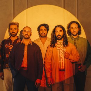 “Young the Giant”的封面