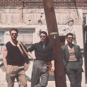 “Jonas Brothers”的封面