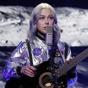 “Phoebe Bridgers”的封面