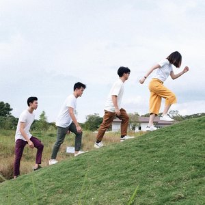 “Burmese Bombshells”的封面