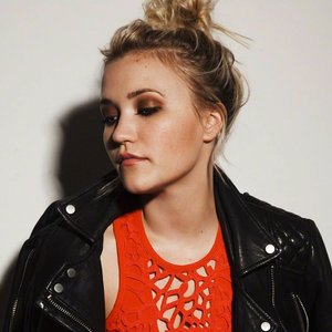 “Emily Osment”的封面