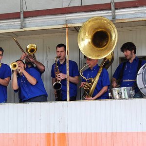 'Broken Brothers Brass Band' için resim