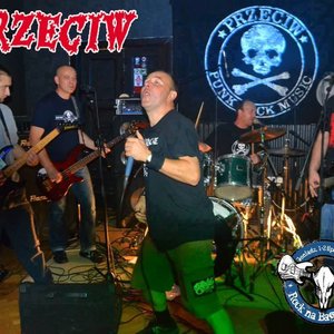 “Przeciw”的封面