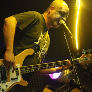 “Iron Wire”的封面