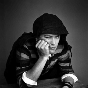 “2000F”的封面