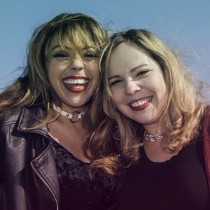 “Daphne & Celeste”的封面