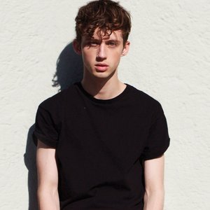 “Troye Sivan”的封面