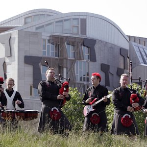 'Red Hot Chilli Pipers' için resim