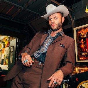 “Charley Crockett”的封面