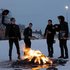 какую музыку слушают панки. 80f0df53618f4d81ad3ba71879c8299a. какую музыку слушают панки фото. какую музыку слушают панки-80f0df53618f4d81ad3ba71879c8299a. картинка какую музыку слушают панки. картинка 80f0df53618f4d81ad3ba71879c8299a. Миллионы людей во всем мире спорят и пререкаются, кто же изобрел панк-рок и был первым панком. Если тебе нужен простой ответ, то вот он: панк-рок существовал практически всегда. Его будущие мотивы можно услышать в первых рок-н-ролльных записях Литтл Ричарда и Джерри Ли Льюиса, гитарных прогонах Линка Рэя в ту же эпоху и даже в джазе. К основателю фри-джаза Орнетту Коулману коллеги по сцене относились примерно так же, как патлатые рокеры к панкам семидесятых. Считали что он ошалевший маньяк, осквернивший джаз шумом и хаосом. Все то маргинальное, что шло перед панком, передало ему гены, но еще не являлось окончательно сформированным панк-роком, ученые зовут прото-панком. Можно с уверенностью заявить, что в конце 50-х прото-панк уже существовал. Главным дедушкой панк-рока принято (и это верно) считать гаражный рок, причем не весь подряд, а тот, который был или до психоделической эпохи (1964-1966 годы, группы The Sonics, The Troggs, Monks, определенные вещи The Kinks, The Who и так далее), или же после психодела – в 1969-1973 годах (каноничные альбомы MC5 или The Stooges). Многие в отцы панка зачисляют The Velvet Underground, но то вопрос сложный – нью-йоркские угрюмые экспериментаторы в большей мере прокладывали дорогу к альтернативе и инди-року, нежели к тому, что мы привыкли звать панком. Эпоха же психодела из истории прото-панка вычеркивается по причине того, что неразделимым образом ассоциируется с культурой хиппи. А культура хиппи и панков – вечные исторические враги. Были, конечно, случаи, когда и другое умудрялось соединиться воедино, но лишь в порядке сказочного исключения. Кроме гаража, рок-н-ролла и фри-джаза наброски будущего панка можно уловить, само собой, в глэм-роке (New York Dolls, Alice Cooper и даже Slade) и в экспериментальном немецком прог-роке, так называемом краутроке (второй и третий альбом NEU! в частности).